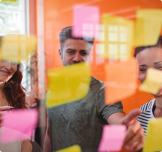 Equipo de orientadores y expertos en psicometría trabajando en sesión colaborativa