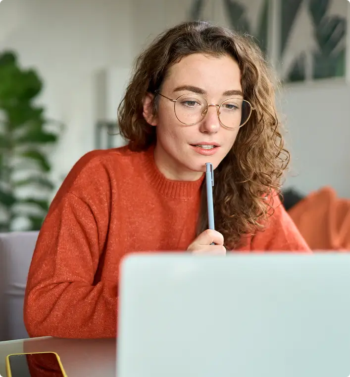 Estudiante realizando test vocacional online en ordenador portátil
